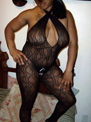 Black milf posing nude for the home..